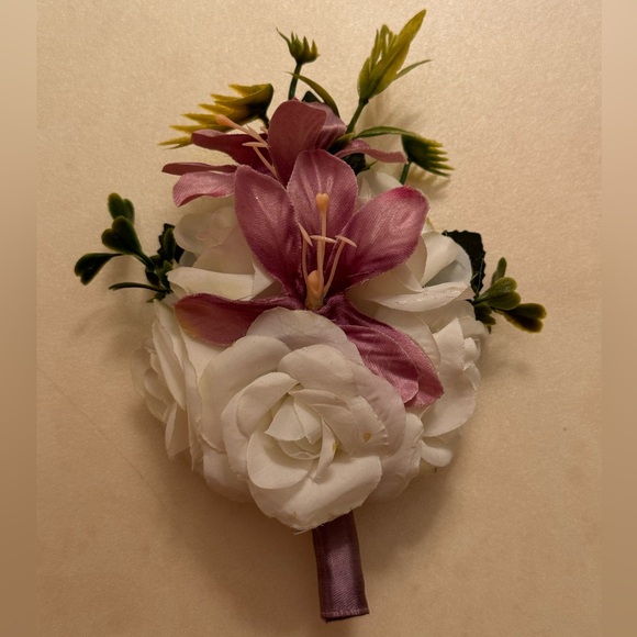 New Silk Floral Corsage and Boutonnière Set - Picture 3 of 6